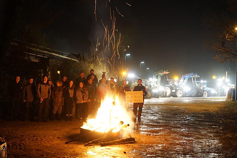 In der Heimat entzündeten die Bauern derweil - wie hier in Gräfendorf im Landkreis Main-Spessart - Mahnfeuer aus Solidarität mit ihren Kollegen in Berlin.