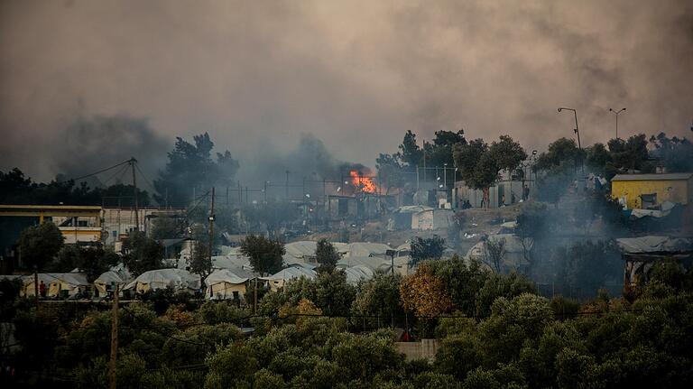 Das Lager Moria auf der griechischen Insel Lesbos ist durch einen Großbrand in der Nacht in weiten Teilen zerstört worden. Das Lager Moria auf der griechischen Insel Lesbos ist durch einen Großbrand in der Nacht in weiten Teilen zerstört worden. 