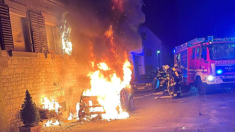 In der Nacht auf den 4. Februar stand das Auto von Bayernpartei-Stadtrat Uwe Hartmann in Flammen (Archivbild). Die Feuerwehr löschte den Brand schnell.