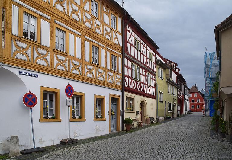 Viel Grau prägt derzeit den Stadtboden in der Langen Gasse.