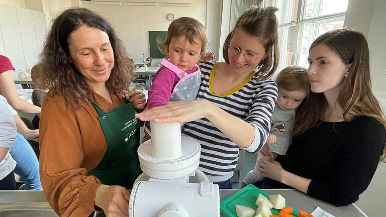 'Kinder an die Töpfe' heißt ein neues Angebot im Amt für Ernährung, Landwirtschaft und Forsten (AELF) in Karlstadt, den erstmals Kursleiterin Iris Burger (links) angeboten hat. 'Kinder an die Töpfe' heißt ein neues Angebot im Amt für Ernährung, Landwirtschaft und Forsten (AELF) in Karlstadt, den erstmals Kursleiterin Iris Burger (links) angeboten hat.