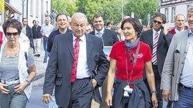 Tour de Glos: Ein Minister auf sommerlicher Wanderschaft in Michelau (Lkr. Schweinfurt) mit (von links) Frau Ilse, Ex-Ministerpräsident Günther Beckstein und Ex-MdL-Hans Gerhard Stockinger (Zweiter von rechts). Tour de Glos: Ein Minister auf sommerlicher Wanderschaft in Michelau (Lkr. Schweinfurt) mit (von links) Frau Ilse, Ex-Ministerpräsident Günther Beckstein und Ex-MdL-Hans Gerhard Stockinger (Zweiter von rechts).