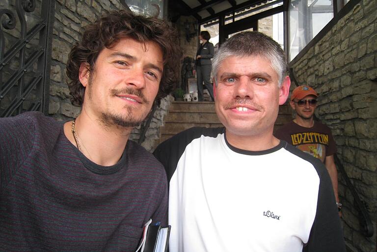 Ein Foto und Autogramm mit Hollywood-Schauspieler Orlando Bloom gehört zu Alexander Albecks wichtigstem Besitz. Ein Foto und Autogramm mit Hollywood-Schauspieler Orlando Bloom gehört zu Alexander Albecks wichtigstem Besitz. 