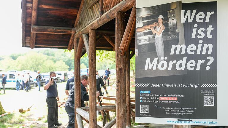 Noch intensiver als bisher sucht die Polizei mit solchen Plakaten rund um Wörth am Main nach dem Mörder. Mit der emotionalen Präsentation sollen mögliche Zeugen oder Mitwisser motiviert werden, sich zu melden.