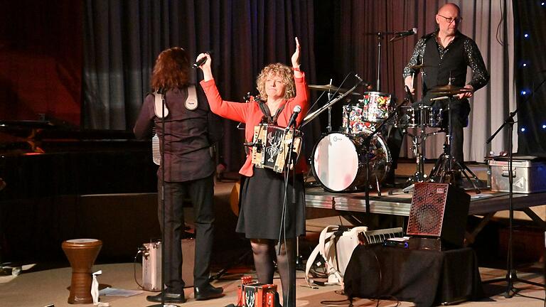 Beifall für das Publikum von Anja Baldauf, das beim Konzert von Zydeco Annie & Swamp Cats voll mitging. Beifall für das Publikum von Anja Baldauf, das beim Konzert von Zydeco Annie & Swamp Cats voll mitging.