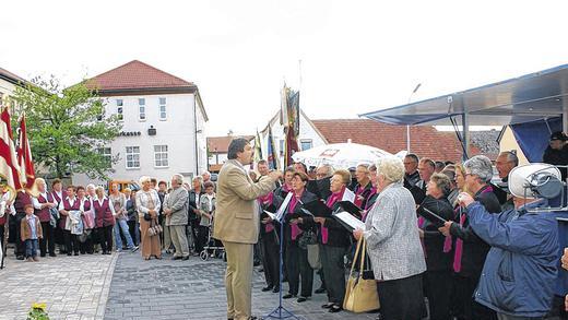 Im Hof der Seniorenwohnanlage schmückte der Projektchor Knetzgau unter Leitung von Martin Willun die Einweihung der Wohngemeinschaft für Senioren aus.