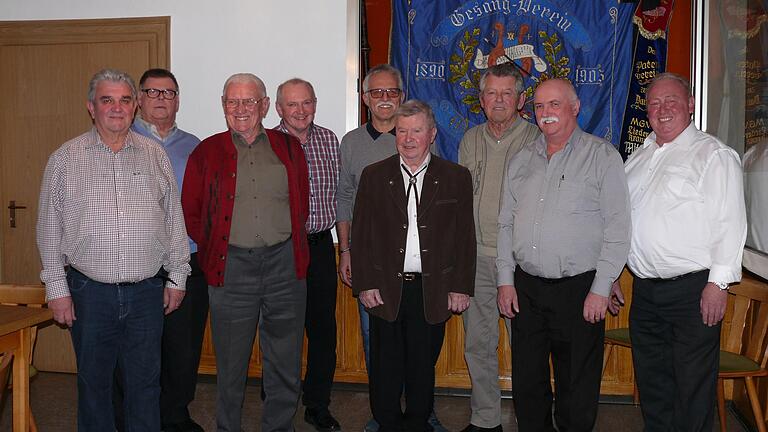 Der Gesangverein 'Eintracht' Obersinn ehrte verdiente und langjährige Mitglieder (von links): Die Jubilare Ludwig Hofmann, Gebhard Weikinger, Helmut Klein, Hans-Karl Klabouch, Bruno Alzheimer, Manfred Müller, Gerhard Kötzner, Anton Breitenbach sowie Sängerchef Roland Nickel. Stefan Alsheimer, Wolfgang Eisler und Werner Schmirler fehlten. Der Gesangverein 'Eintracht' Obersinn ehrte verdiente und langjährige Mitglieder (von links): Die Jubilare Ludwig Hofmann, Gebhard Weikinger, Helmut Klein, Hans-Karl Klabouch, Bruno Alzheimer, Manfred Müller, Gerhard Kötzner, Anton Breitenbach sowie Sängerchef Roland Nickel. Stefan Alsheimer, Wolfgang Eisler und Werner Schmirler fehlten.