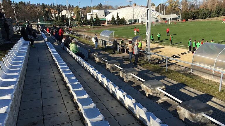 Die Ruhe vor dem Sturm: Im ungarischen Káposztás utcai Stadion wollte Christian Aumüller Sopron VSE zuschauen – doch dann kamen plötzlich Hooligans. Die Ruhe vor dem Sturm: Im ungarischen Káposztás utcai Stadion wollte Christian Aumüller Sopron VSE zuschauen – doch dann kamen plötzlich Hooligans.