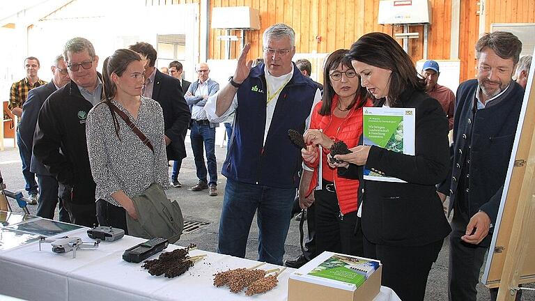 Rispenhirse, Buchweizen, Amaranth, Quinoa... Am Forschungsstandort Schwarzenau wird untersucht, welche Trockenkulturen sich für den Anbau in der Region eignen. Agrarministerin Michaela Kaniber machte sich gemeinsam mit der örtlichen Landtagsabgeordneten Barbara Becker ein Bild von den Forschungsarbeiten vor Ort, Dr. Peter Doleschel (Mitte) von der Landesanstalt für Landwirtschaft übernahm die Erklärungen.Fotos: Daniela Röllinger Rispenhirse, Buchweizen, Amaranth, Quinoa... Am Forschungsstandort Schwarzenau wird untersucht, welche Trockenkulturen sich für den Anbau in der Region eignen. Agrarministerin Michaela Kaniber machte sich gemeinsam mit der örtlichen Landtagsabgeordneten Barbara Becker ein Bild von den Forschungsarbeiten vor Ort, Dr. Peter Doleschel (Mitte) von der Landesanstalt für Landwirtschaft übernahm die Erklärungen.Fotos: Daniela Röllinger