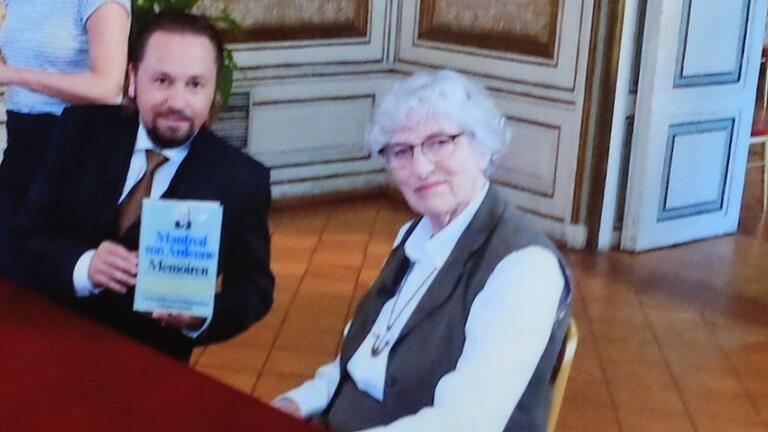 Hilla Schütze bei den Probedreharbeiten in Wien mit Kunsthändler Wolfgang Pauritsch.