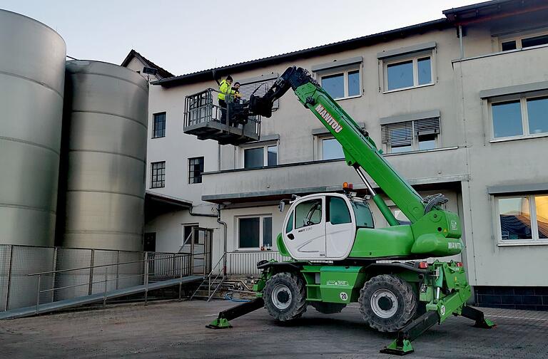 Mit einer Hebebühne wurden die Schwalbennester unter dem Dach montiert. Mit einer Hebebühne wurden die Schwalbennester unter dem Dach montiert.