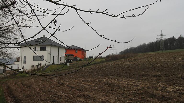 An die bisherige Bebauung des Siedlungsgebietes (links) schließt sich der neue Bebauungsplan 'Herrenwald', für den nun die weiteren Schritte beschlossen wurden. An die bisherige Bebauung des Siedlungsgebietes (links) schließt sich der neue Bebauungsplan 'Herrenwald', für den nun die weiteren Schritte beschlossen wurden.