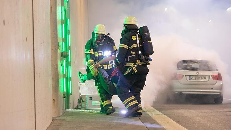 Großübung im Würzburger Katzenbergtunnel an der A3: Rettungskräfte bergen einen Menschen.&nbsp;