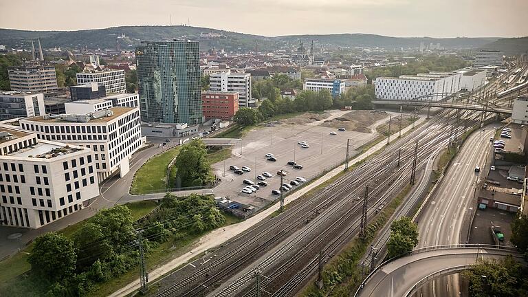 Das mögliche Areal der künftigen Multifunktionshalle östlich der Grombühlbrücke zwischen Schweinfurter Straße und den Bahngeleisen in Würzburg.