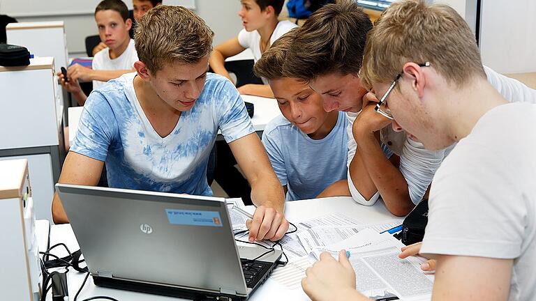 Die in Würzburg ansässige „Initiative Junge Forscherinnen und Forscher“ besucht bayernweit Schulen und will mit Experimenten die Begeisterung für Naturwissenschaft und Technik fördern. Die in Würzburg ansässige „Initiative Junge Forscherinnen und Forscher“ besucht bayernweit Schulen und will mit Experimenten die Begeisterung für Naturwissenschaft und Technik fördern.