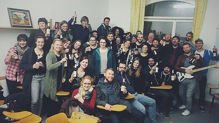 Die Chormitglieder sind bei ihren Proben gut gelaunt – und ölen sich die Kehlen mit einem Fläschchen Bier. Die Chormitglieder sind bei ihren Proben gut gelaunt – und ölen sich die Kehlen mit einem Fläschchen Bier.