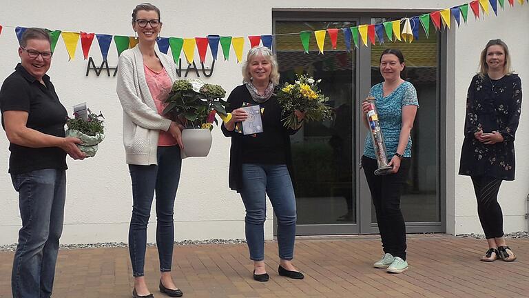 Gaby Brand (Mitte) leitet seit 30 Jahren den Kindergarten Marienau in Werneck Ihr gratulierten (von links) Sonja Popp, zweite Vorsitzende des Johannesvereins, Marina Rockenzahn, Vorsitzende des Elternbeirats, Daniela Maxhuni-Bleiweis stellvertretende Leitung, und Anja Jekel aus dem Elternbeirat.