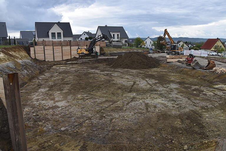 Innerhalb einer Woche wurden 5000 Kubikmeter Aushub von diesem Platz an der Babenberger Straße in Knetzgau bewegt, um Platz für den Neubau einer Kindertagesstätte zu machen.