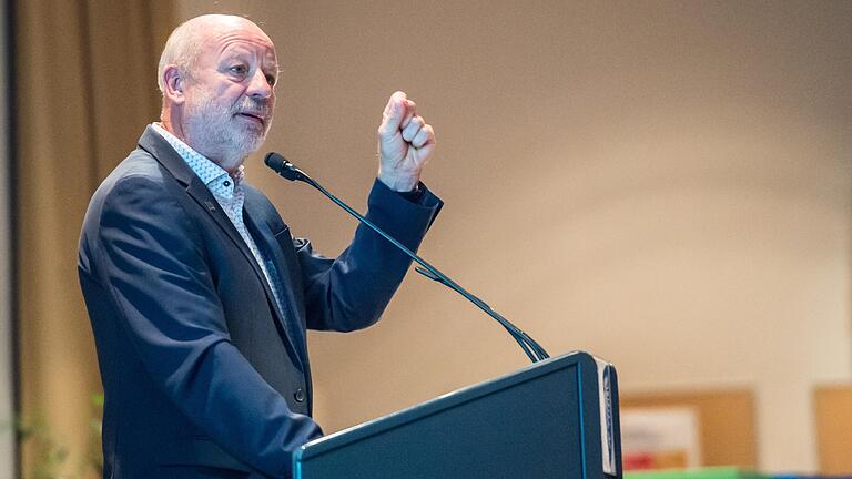 Hans-Josef Fell streitet seit Jahrzehnten für die Energiewende. Seiner Meinung nach gehe die 'Letzte Generation' aus blanker Ohnmacht auf die Straße. Hans-Josef Fell streitet seit Jahrzehnten für die Energiewende. Seiner Meinung nach gehe die 'Letzte Generation' aus blanker Ohnmacht auf die Straße.