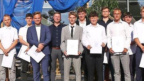 Mit Bravour bestanden: Auf ausgezeichnete Leistungen war Klassenlehrer und Konrektor Benjamin Weber (Mitte) genauso stolz wie seine Klasse 10aM und Rektor Klaus Grübel (links).       -  Mit Bravour bestanden: Auf ausgezeichnete Leistungen war Klassenlehrer und Konrektor Benjamin Weber (Mitte) genauso stolz wie seine Klasse 10aM und Rektor Klaus Grübel (links).