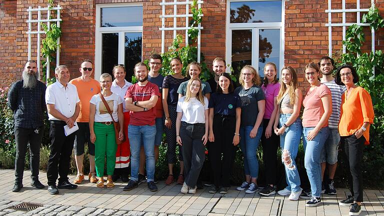 Das Famulaturprojekt 'Main Sommer' geht in die siebte Runde: Elf Medizinstudenten aus ganz Deutschland nehmen daran teil. Jüngst wurden sie von stellvertretendem Landrat Oskar Ebert, Benjamin Herrmann (Geschäftsstellenleiter der Gesundheitsregionplus) sowie einigen betreuenden Ärztinnen und Ärzten willkommen geheißen. Das Famulaturprojekt 'Main Sommer' geht in die siebte Runde: Elf Medizinstudenten aus ganz Deutschland nehmen daran teil. Jüngst wurden sie von stellvertretendem Landrat Oskar Ebert, Benjamin Herrmann (Geschäftsstellenleiter der Gesundheitsregionplus) sowie einigen betreuenden Ärztinnen und Ärzten willkommen geheißen.