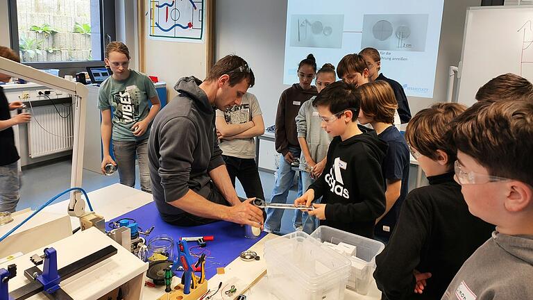 Schüler des AvH und Mitarbeiter der Wissenswerkstatt.