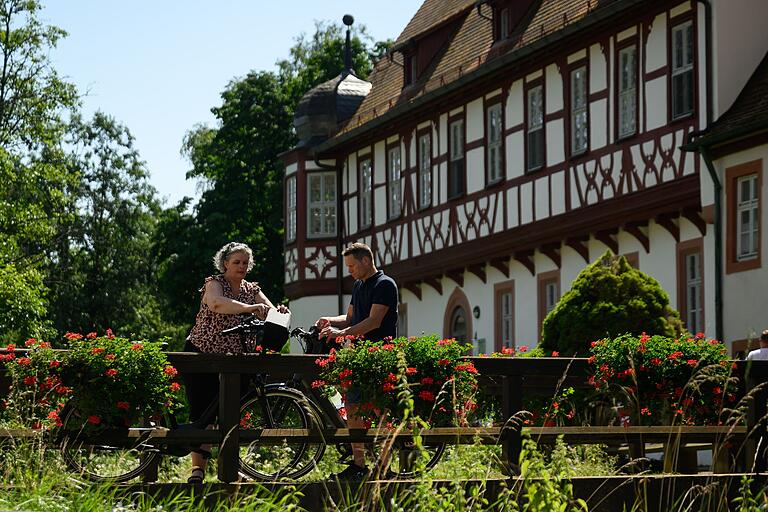 Pause auf einer Brücke neben der Klosteranlage in Holzkirchen. Pause auf einer Brücke neben der Klosteranlage in Holzkirchen.