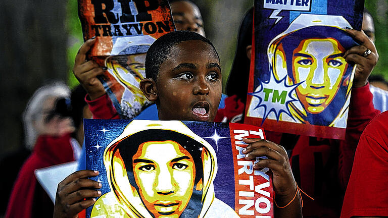 Protest gegen den Freispruch: Jugendliche demonstrieren in Atlanta im US-Bundesstaat Georgia mit Plakaten des getöteten Trayvon Martin. Protest gegen den Freispruch: Jugendliche demonstrieren in Atlanta im US-Bundesstaat Georgia mit Plakaten des getöteten Trayvon Martin.