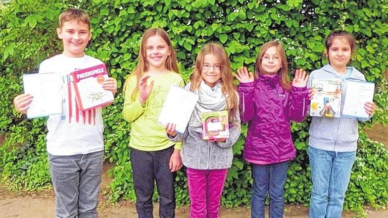 Schüler machen Kopfsprünge       -  (plo)   Nicht beim Sportunterricht, sondern in ihren Köpfen mussten die Schüler der 3. und 4. Klassen beim Känguru-Wettbewerb möglichst weite Sprünge machen. Bei diesem Mathematik-Wettbewerb, der in diesem Jahr zum 21. Mal in Deutschland stattfand, steht laut Pressemitteilung die Fähigkeit, logisch zu kombinieren im Vordergrund. Zusammen mit mehr als 850 000 Schülern aus über 50 Teilnehmerländern in Europa machten sich auch 50 Jungen und Mädchen der St.-Hedwig-Schule an die Lösung der mathematischen Denksportaufgaben. Den größten Sprung machte Lukas Zierhut aus der 4 b (nicht im Bild). Außerdem ergatterten die Schüler noch vier 2. und einen 3. Preis. Das Bild zeigt die kleinen Mathe-Genies (von links) Jonas Dorner (3 d), Valeria Krylov (4 c), Marie Tilgner (3 d), Carina Hildebrand (4 a), Zeynep Cetinkaya (3 a).