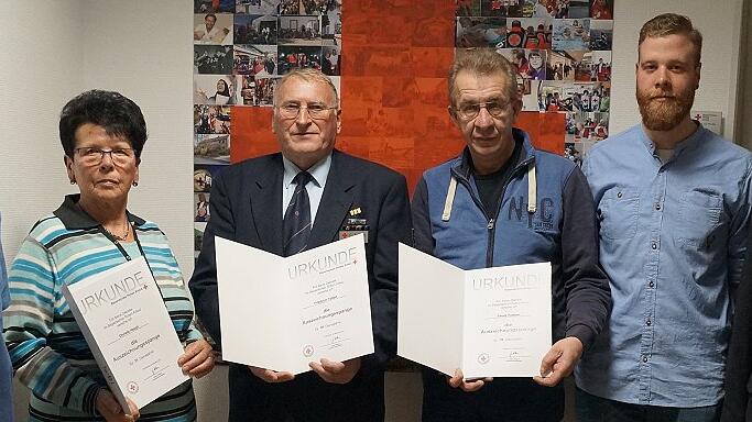 Das Rote Kreuz ehrte langjährige Mitglieder (von links) mit Andreas Rößner (stellvertretender Bereitschaftsleiter Gerolzhofen), Christa Haupt (25 Jahre), Friedel Tellert (50), Ewald Huttner (35), Simon Saar (Bereitschaftsleiter Gerolzhofen) und Uwe Hand (stellvertretender Kreisbereitschaftsleiter). Das Rote Kreuz ehrte langjährige Mitglieder (von links) mit Andreas Rößner (stellvertretender Bereitschaftsleiter Gerolzhofen), Christa Haupt (25 Jahre), Friedel Tellert (50), Ewald Huttner (35), Simon Saar (Bereitschaftsleiter Gerolzhofen) und Uwe Hand (stellvertretender Kreisbereitschaftsleiter).