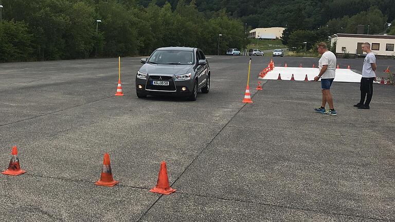 Beim Seminar „Sicheres Fahren im Alter“ wurde neben einem theoretischen Teil auf dem Gelände der Rhönkaserne in Bischofsheim ein praktischer Teil durchgeführt. Auf einem Parcours wurden Übungen zum Einparken, Rückwärtsfahren oder auch das Durchfahren von Engstellen durchgeführt. Beim Seminar „Sicheres Fahren im Alter“ wurde neben einem theoretischen Teil auf dem Gelände der Rhönkaserne in Bischofsheim ein praktischer Teil durchgeführt. Auf einem Parcours wurden Übungen zum Einparken, Rückwärtsfahren oder auch das Durchfahren von Engstellen durchgeführt.
