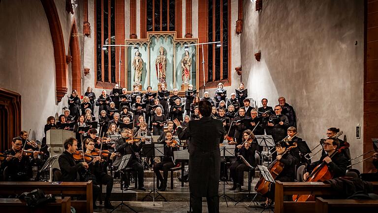 Die Kantorei Hassberge mit Dirigent Matthias Göttemann beim Chorkonzert 'Requiem' von W.A. Mozart.