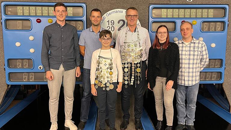 Clubmeister Yannick Haaf, 1. Ritter Frank Wille, Jugendkönig Yanic Gottschling, Kegelkönig Ernst-Karl Haaf, 1. Vorsitzende Isabel Degen, Sportwart und 2. Ritter Markus Lohmüller.