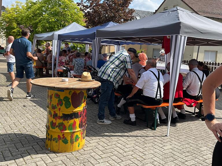 Mit dem Flohmarkt war auch ein Weißwurstessen verbunden. Mit dem Flohmarkt war auch ein Weißwurstessen verbunden.