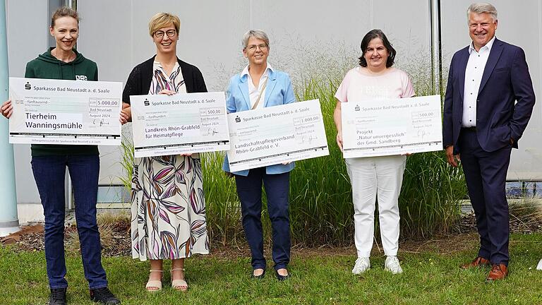 Freuen sich gemeinsam über die Unterstützung (von links): Christina Wirsching vom Tierheim Wannigsmühle, Bianca Simon, Marketingleitung Sparkasse, Susanne Wüst vom Landschaftspflegeverband Rhön-Grabfeld, Bürgermeisterin der Gemeinde Sandberg Sonja Reubelt und Sparkassendirektor Klaus Grenzer