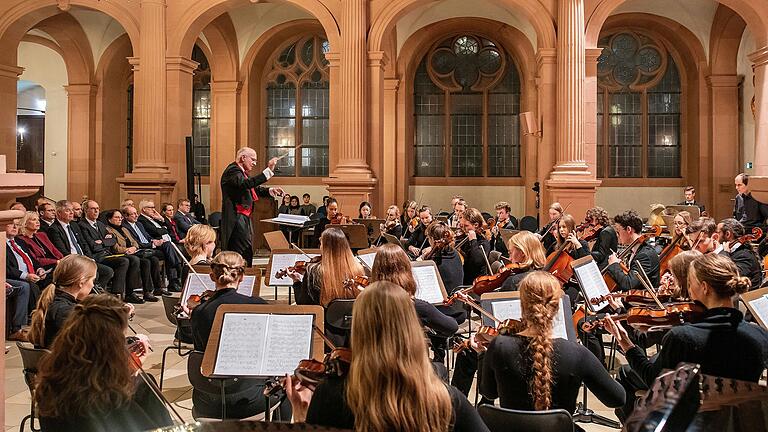 In voller Besetzung zählt das Akademische Orchester der Universität Würzburg rund 90 junge Musikerinnen und Musiker. In voller Besetzung zählt das Akademische Orchester der Universität Würzburg rund 90 junge Musikerinnen und Musiker. 
