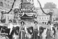Heile Welt: Trachtengruppen ziehen am 28. Juni 1914 vor König Ludwig III. vorbei.