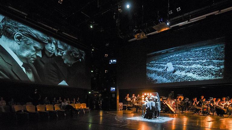 In der Inszenierung von Markus Weckesser teilen sich Solisten, Chor, Orchester und Publikum die große Fläche der Bühne im Mainfranken Theater.