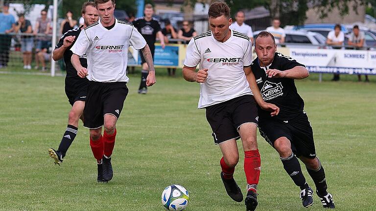 Weg mit dir: Der Untersteinbacher Lukas Pfuhlmann (am Ball) behauptet sich gegen Udo Mauer von der SG Traustadt/Donnersdorf.