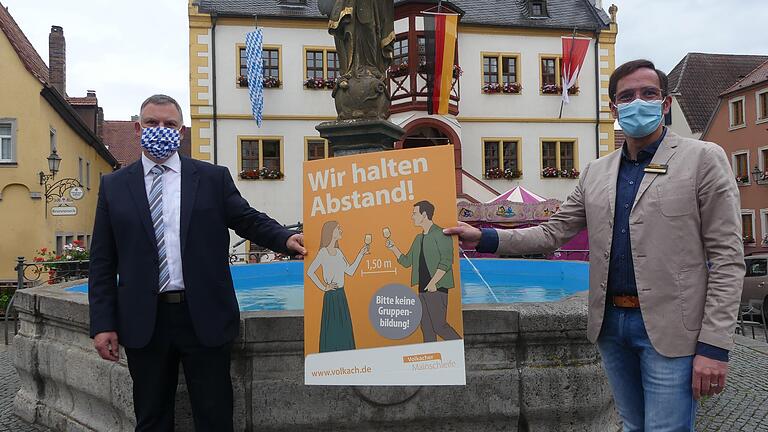Volkachs Bürgermeister Heiko Bäuerlein (links) geht zusammen mit Tourismus-Chef Marco Maiberger mit Maske auf Abstand. Volkachs Bürgermeister Heiko Bäuerlein (links) geht zusammen mit Tourismus-Chef Marco Maiberger mit Maske auf Abstand.