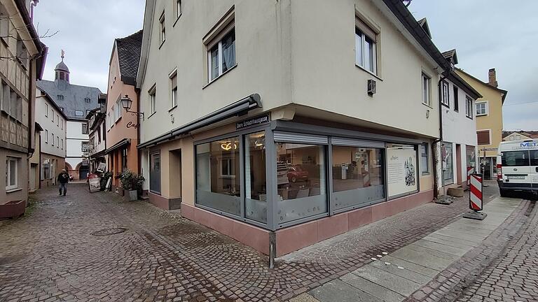 Über vier Hausnummern, die gesamte Länge der Oberen Schlachthausgasse, erstrecken sich mittlerweile die Gasträume der kleinen Konditorei – bis zur Ecke Färbergasse. Derzeit werden die Betriebsräume hinter den Kulissen umgebaut. Über vier Hausnummern, die gesamte Länge der Oberen Schlachthausgasse, erstrecken sich mittlerweile die Gasträume der kleinen Konditorei – bis zur Ecke Färbergasse. Derzeit werden die Betriebsräume hinter den Kulissen umgebaut.
