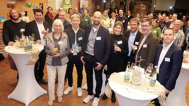 Vernetzen sich mit weiteren Partnern, um die unterfränkische Bio-Kichererbse und daraus erzeugte Lebensmittel in der Region Würzburg weiter bekannt zu machen (von links): Krischan Cords, Main-Streuobst-Bienen eG, Andreas Hopf, Geschäftsführer Erzeugergemeinschaft Bio-Bauern mbH, Landrat Thomas Eberth, Maria und Lennard Schramm, beide Firma SOTO organic veggie food GmbH, Benedikt Endres, Kirchererbsen-Pionier aus Bütthard-Gützingen, Nadine Jäger und Peter Schwappach, beide der Regierung von Unterfranken, Oberbürgermeister Christian Schuchardt sowie Rico Neubert, verantwortlich für die Öko-Modellregion stadt.land.wü. Vernetzen sich mit weiteren Partnern, um die unterfränkische Bio-Kichererbse und daraus erzeugte Lebensmittel in der Region Würzburg weiter bekannt zu machen (von links): Krischan Cords, Main-Streuobst-Bienen eG, Andreas Hopf, Geschäftsführer Erzeugergemeinschaft Bio-Bauern mbH, Landrat Thomas Eberth, Maria und Lennard Schramm, beide Firma SOTO organic veggie food GmbH, Benedikt Endres, Kirchererbsen-Pionier aus Bütthard-Gützingen, Nadine Jäger und Peter Schwappach, beide der Regierung von Unterfranken, Oberbürgermeister Christian Schuchardt sowie Rico Neubert, verantwortlich für die Öko-Modellregion stadt.land.wü.