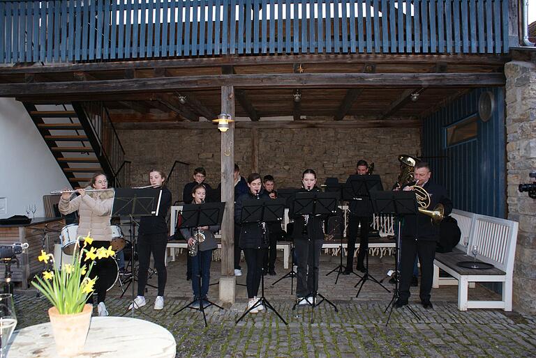 Die Jungmusiker unterhielten während des Sektempfangs Die Jungmusiker unterhielten während des Sektempfangs