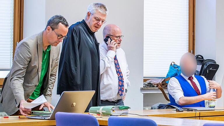 Rechts Kai K., neben ihm seine Anwälte (v.li.) Timo Fuchs, Klaus Spiegel und Hubertus Werner. Ihre Anträge verzögern im Landgericht Schweinfurt den Fortgang des Prozesses. Rechts Kai K., neben ihm seine Anwälte (v.li.) Timo Fuchs, Klaus Spiegel und Hubertus Werner. Ihre Anträge verzögern im Landgericht Schweinfurt den Fortgang des Prozesses. 