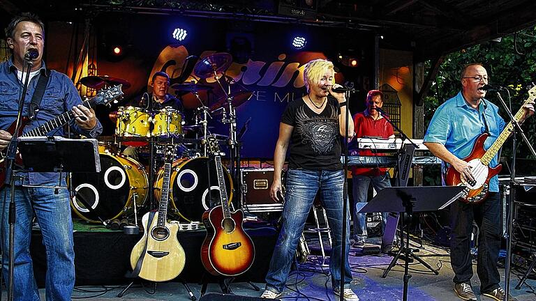 Die Band „Chains“ sorgte am Samstag beim Holzhäuser Tivoli für gute Stimmung. Die Band „Chains“ sorgte am Samstag beim Holzhäuser Tivoli für gute Stimmung.