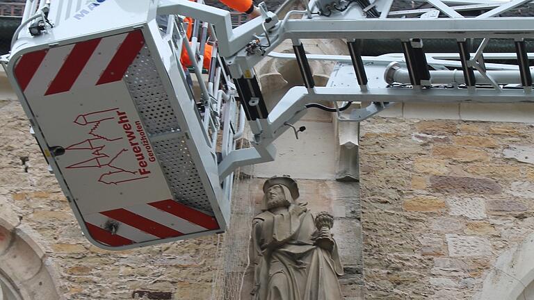 Gegen die Verschmutzung durch ätzenden Taubenkot haben die Figuren der Dreikönigsgruppe an der Südfassade des Steigerwalddoms von Mitarbeitern des städtischen Bauhofs neue Schutznetze bekommen. Gegen die Verschmutzung durch ätzenden Taubenkot haben die Figuren der Dreikönigsgruppe an der Südfassade des Steigerwalddoms von Mitarbeitern des städtischen Bauhofs neue Schutznetze bekommen. 
