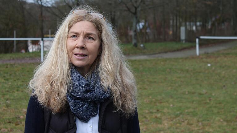 Karin Öhm, hier am Sportplatz im Ortsteil Lengfurt, möchte Bürgermeisterin von Triefenstein werden.