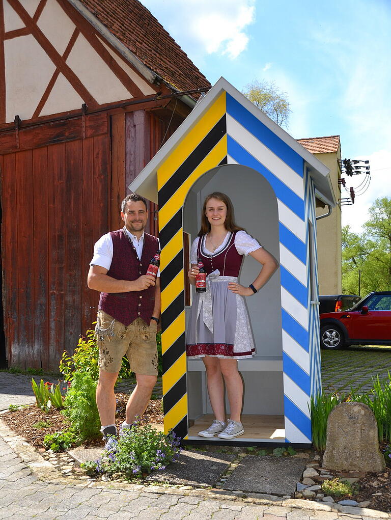 Ein Zollhäuschen markiert neuerdings die Grenze, die mitten durch das Mühlenanwesen führt.