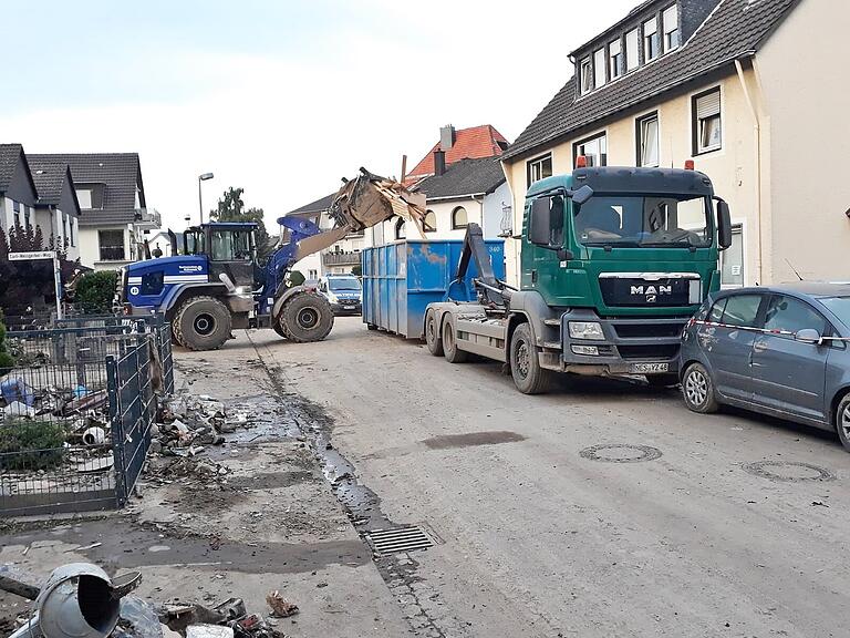 Tag und Nacht waren die Bad Königshofener im Hilfseinsatz. Tag und Nacht waren die Bad Königshofener im Hilfseinsatz.