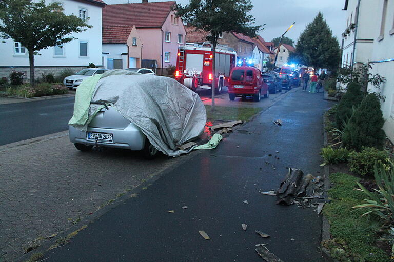 Geparkte Fahrzeuge wurden von umherfliegenden Trümmern beschädigt. Bei diesem Auto sind die Scheiben zerstört, es wurde bereits gegen den Regen geschützt. Geparkte Fahrzeuge wurden von umherfliegenden Trümmern beschädigt. Bei diesem Auto sind die Scheiben zerstört, es wurde bereits gegen den Regen geschützt.